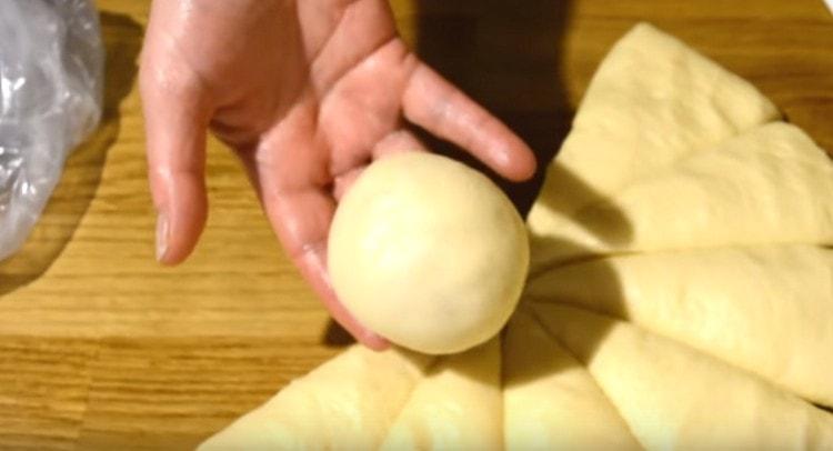 Stendi una palla da ogni pezzo di pasta.