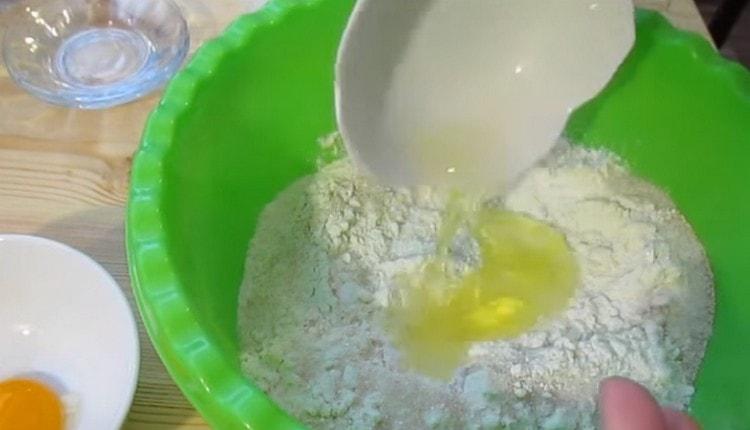 Σε ένα μπολ, συνδυάστε ζύμη, αλάτι, ζάχαρη, αλεύρι και ασπράδι αυγού.