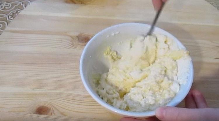 Ανακατέψτε το τυρί cottage με ζάχαρη και αυγό.