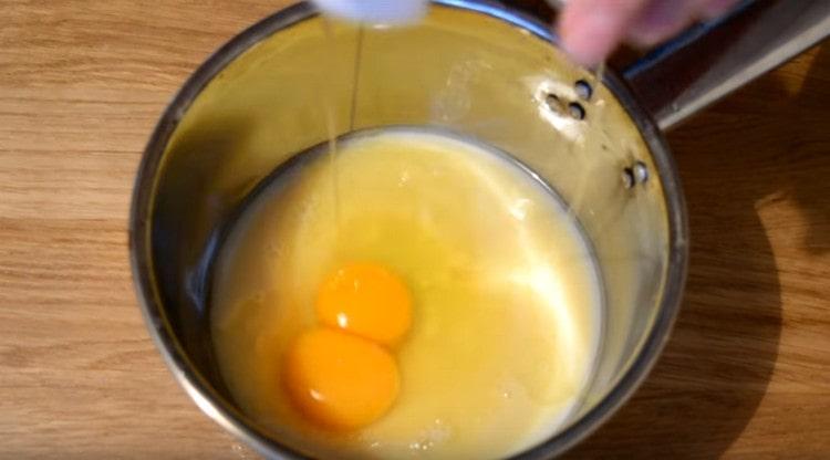 A krém elkészítéséhez keverjük össze a sűrített tejet a tojással és forraljuk fel, amíg megvastagodik.