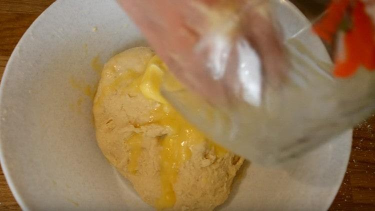 Vorgeschmolzene Butter zum Teig geben.