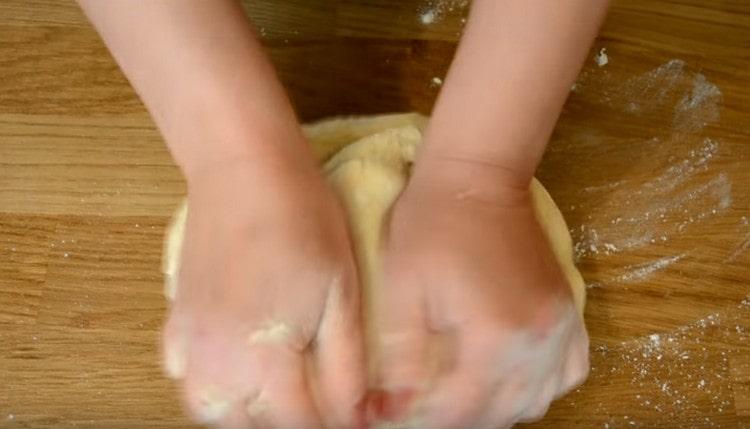 Aggiungere la farina rimanente e mescolarla nell'impasto.