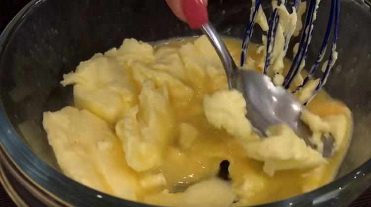Do vejce přidejte máslo a znovu bijte.