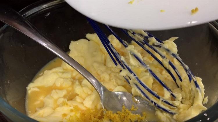 Fügen Sie die Schale der Mischung aus Butter und Eiern hinzu.