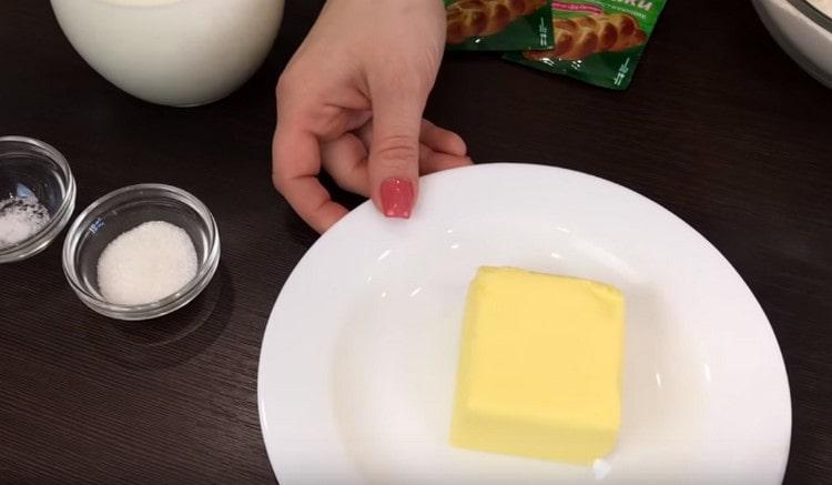 Máslo by mělo při pokojové teplotě změkčit.
