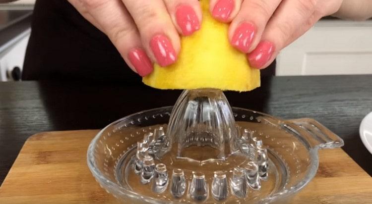 ضغط العصير من الليمون.