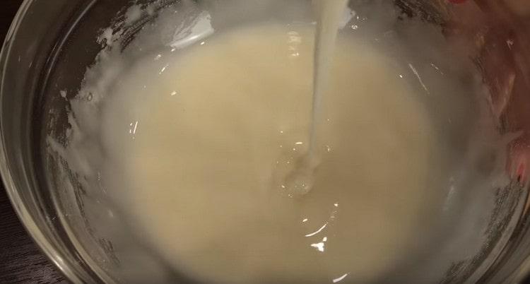 Mischen Sie das Pulver mit Zitronensaft, bis eine gleichmäßige Glasur erhalten wird.