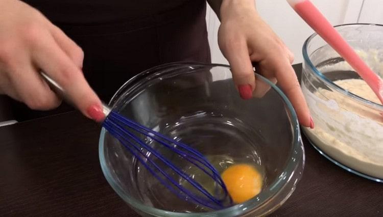 Samostatně rozšlehejte vejce šlehačkou.