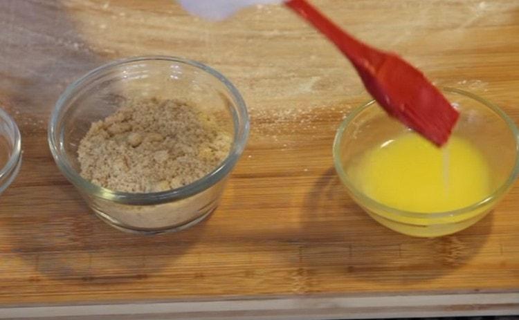 Um den Teig zu schmieren, benötigen Sie geschmolzene Butter.