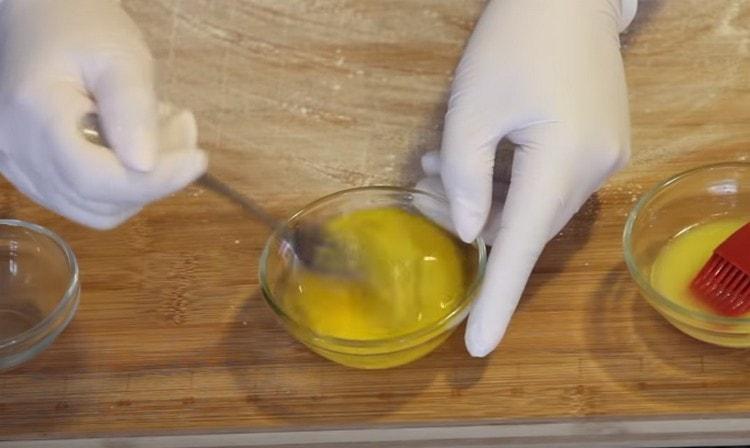 Samostatně porazte vejce, abyste tuky namazali.