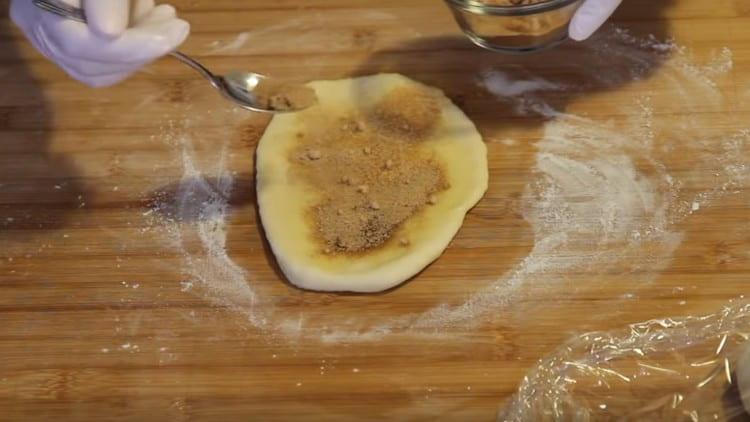 Teigbällchen zu länglichen Kuchen ausrollen, mit Öl einfetten und mit Mehl bestreuen.