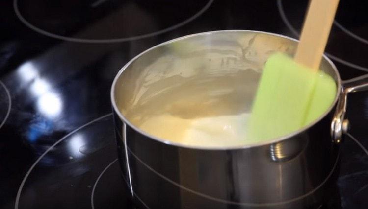Fai bollire il latte e la farina fino a quando non si addensa.