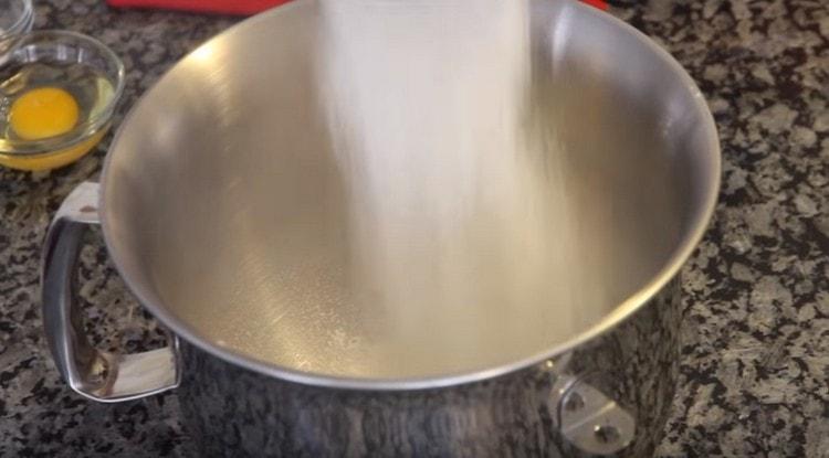 Setacciare la farina nella ciotola del mixer.