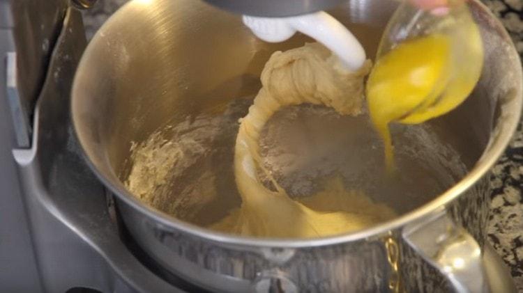 Do těsta vložte rozpuštěné máslo.
