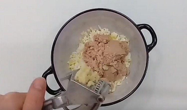 Πιέστε το σκόρδο μέσα από ένα πρέσα σε αυτή τη μάζα.