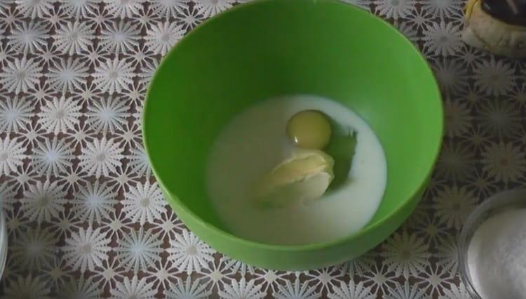 يُمزج الحليب المتبقي والبيض والزبدة في وعاء كبير منفصل.