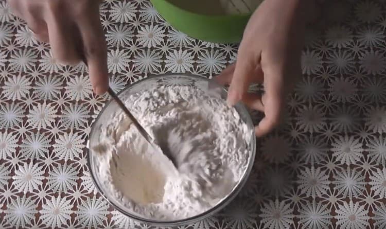 Į miltus įberkite druskos ir išmaišykite.