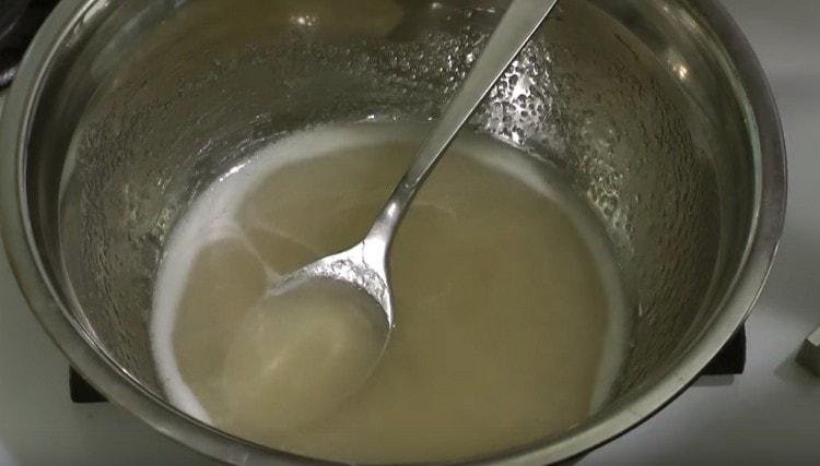 Nachdem sich der Zucker aufgelöst hat, die Gelatine zum heißen Sirup geben und mischen.