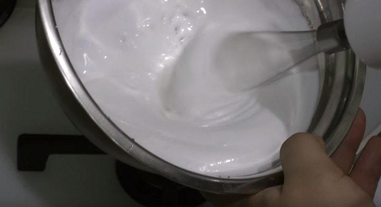 Den Gelatinesirup mit einem Mixer schlagen, bis eine weiße Glasur entsteht.