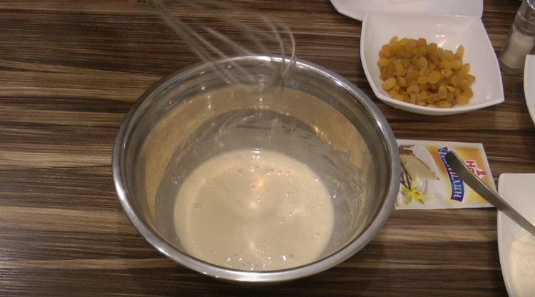 Mescolare il lievito con latte e zucchero.
