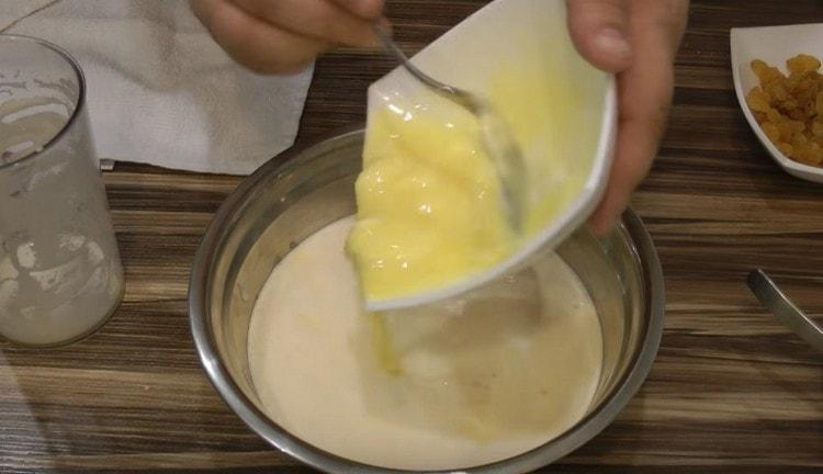 Dann die geschmolzene Butter hinzufügen.
