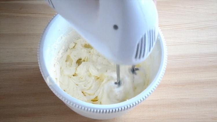 Um Cupcakes zu Hause zuzubereiten, bereiten Sie eine Creme vor