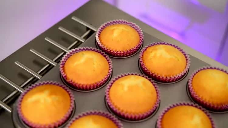 Fügen Sie Lebensmittelfarbe hinzu, um Cupcakes zu Hause zuzubereiten