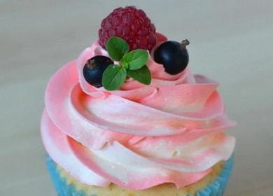 Hausgemachte Vanille Cupcakes mit zarter Sahne