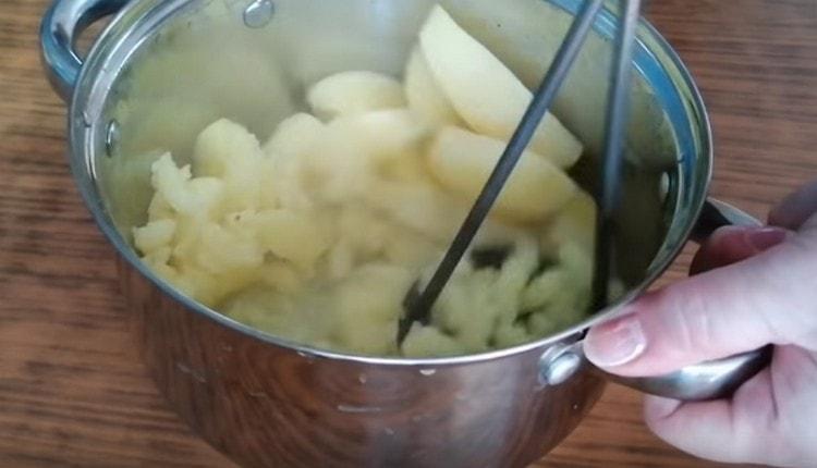 Wir mischen das Wasser aus der fertigen Kartoffel und schieben es.