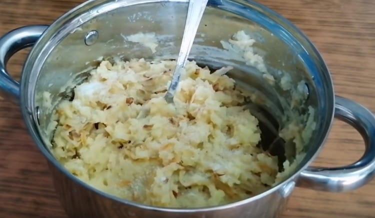Добавете зеле с лук към картофите, разбъркайте, сол и черен пипер на вкус.