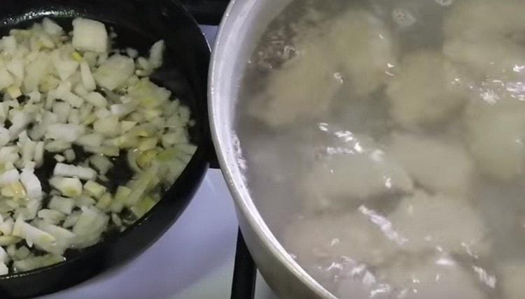 Ενώ οι ζυμαριές βράζουν, τηγανίζουμε το κρεμμύδι σε φυτικό λάδι σε μια κατσαρόλα μέχρι να χρυσή.