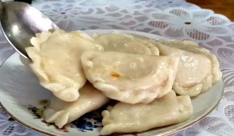 Narito mayroon kaming tulad na masarap na dumplings na may patatas at repolyo.