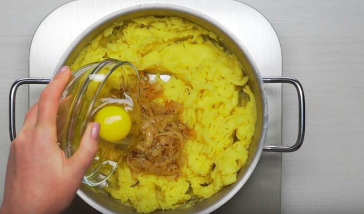 Προσθέστε τηγανητά κρεμμύδια στην πατάτα, καθώς και ένα αυγό και ανακατέψτε το γέμισμα.