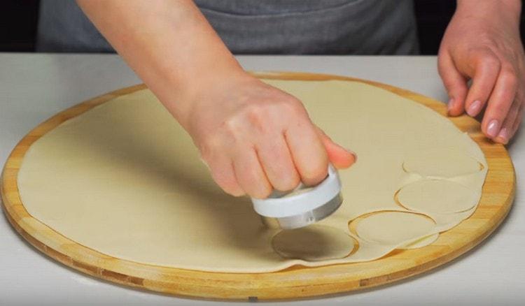 Разточете тестото и от него изрежете кръгчета за кнедли.