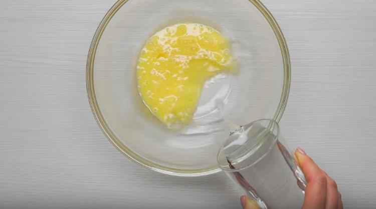 Do vejce přidejte vodu.