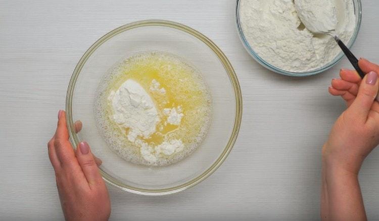 След като смесим яйцето с вода, започваме да добавяме брашно към тази смес.