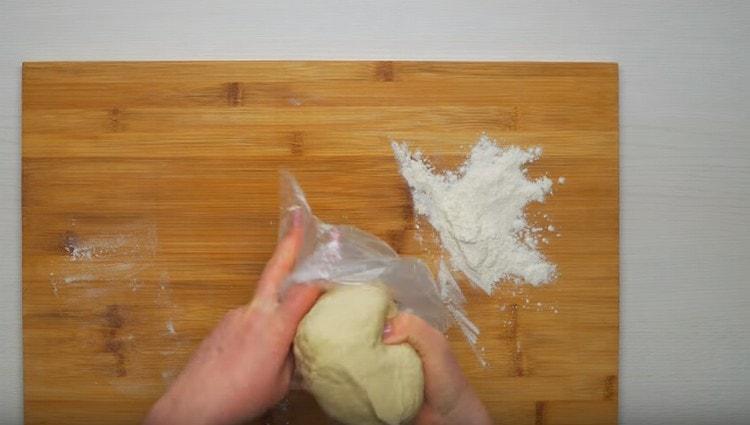 По време на приготвяне на пълнежа тестото може да се постави в торбичка.