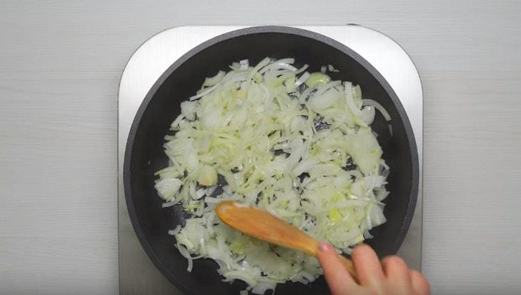 Κόβουμε το κρεμμύδι και το βάζουμε να τηγανίσει σε μια κατσαρόλα.
