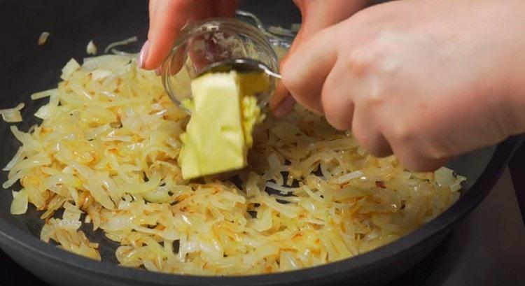 Wenn die Zwiebel vergoldet ist, fügen Sie ein Stück Butter hinzu, mischen Sie.