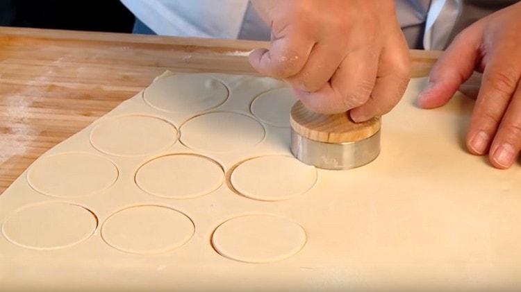 С помощта на форма или чаша изрежете кръгчета от тестото.