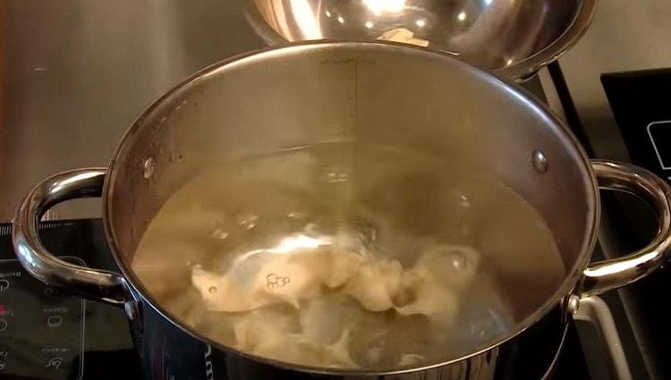 Főzzük gombócokat főtt vízben.