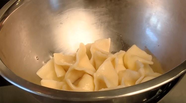 Grasa ang inihanda na dumplings na may mantikilya.