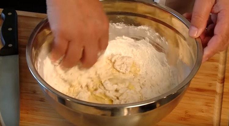 Impastare la pasta a base di farina, sale, acqua e uova.