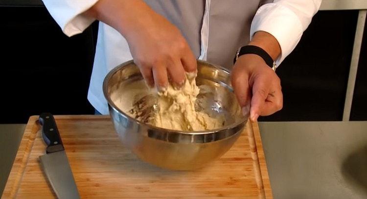 Először készítse el a tésztát vékonyra, hagyja állni kb. 15 percig.