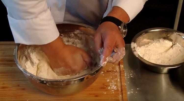 Добавете останалото брашно и омесете по-стегнато тесто.