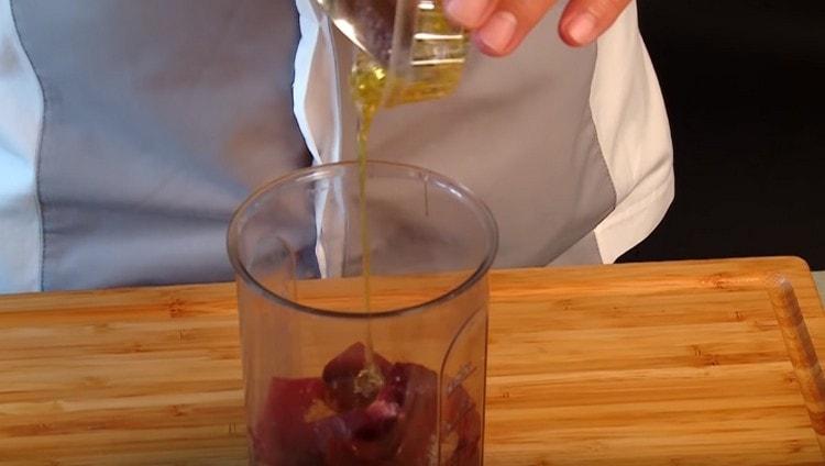 Die Rüben in eine Mixschüssel geben, Gewürze und Honig hinzufügen.