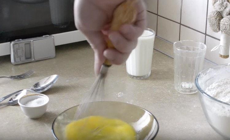 Separatamente, sbatti le uova con zucchero, sale e olio vegetale con una frusta.