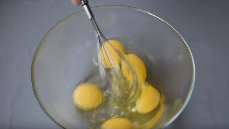 Разбийте яйцата с щипка сол.