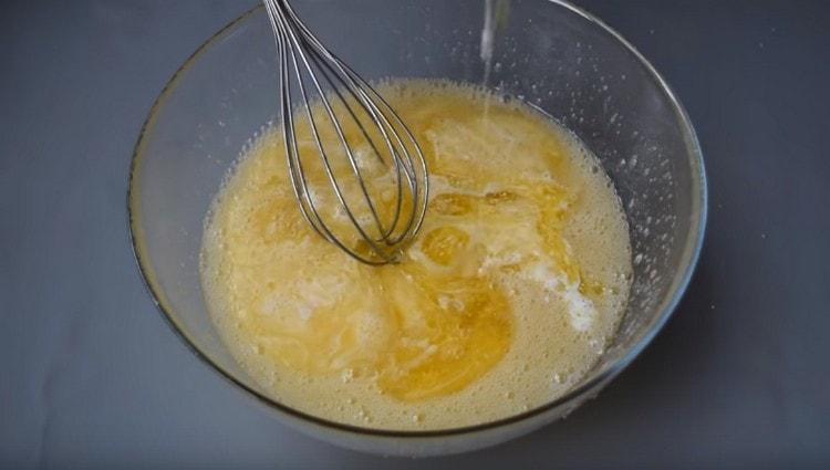 Į kiaušinių masę įpilkite ištirpinto sviesto.