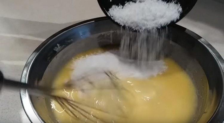 Προσθέστε συμπυκνωμένο γάλα και νιφάδες καρύδας στην κρέμα.